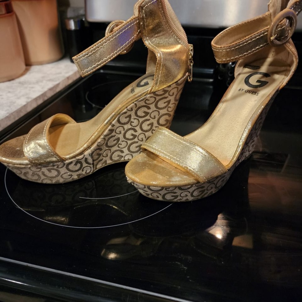 Size 6 Guess shoe